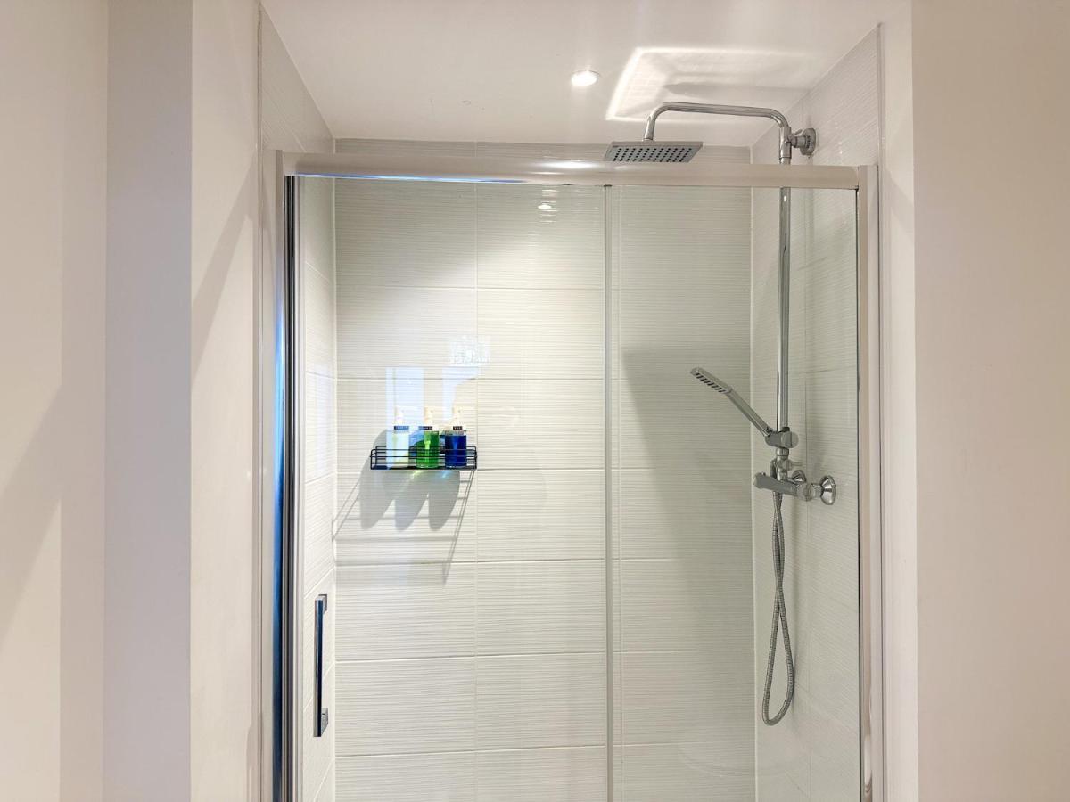 Luxury 2 Bedroom City Centre Apartment - Secure Parking - Amazing Location! Кентербері Екстер'єр фото